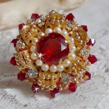 Anello L'Oiseau des Iles Rouge Doré ricamato con perle perlate, cristalli Swarovski, una splendida stampa floreale e perline.